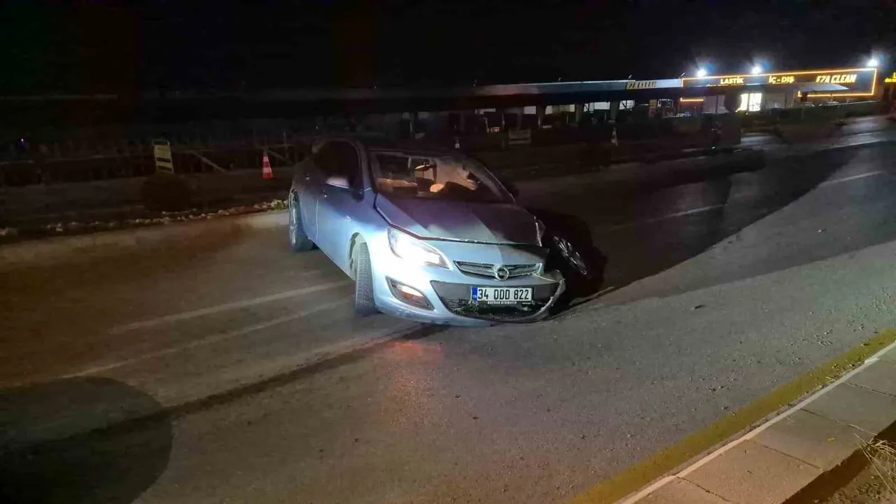 Eskişehir’de alkollü sürücünün devirdiği tabela araç kullanılamaz hale geldi