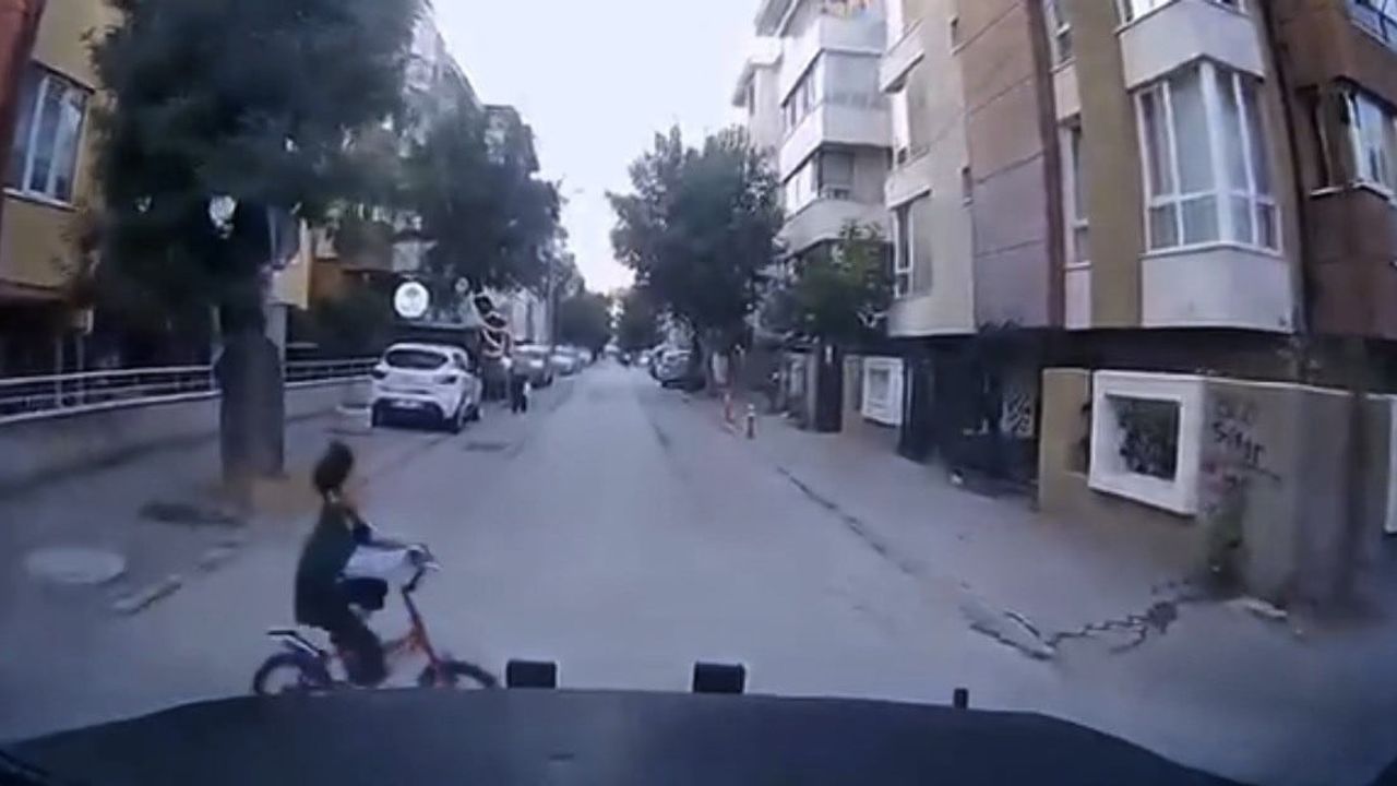 Eskişehir'de ara sokaktan aniden çıkan bisikletliye çarpmaktan son anda kurtuldu