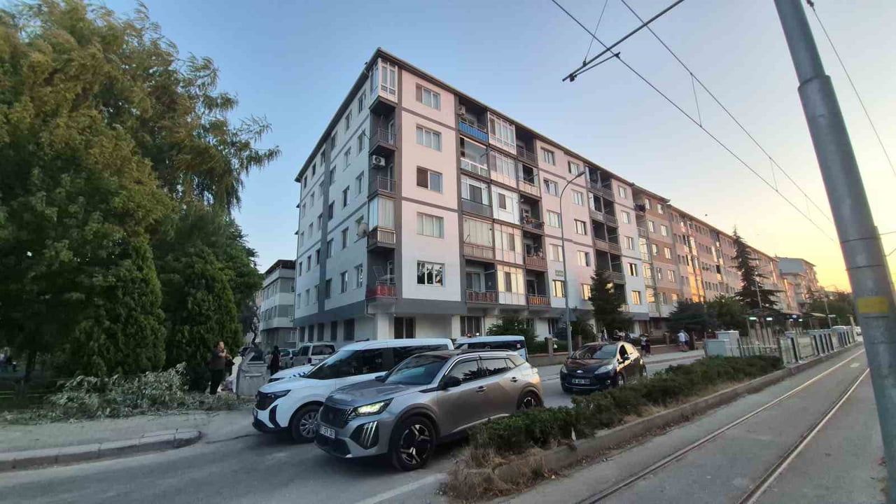 Eskişehir'de baba ile oğlu arasında çıkan tartışma polis müdahalesiyle sonlandırıldı