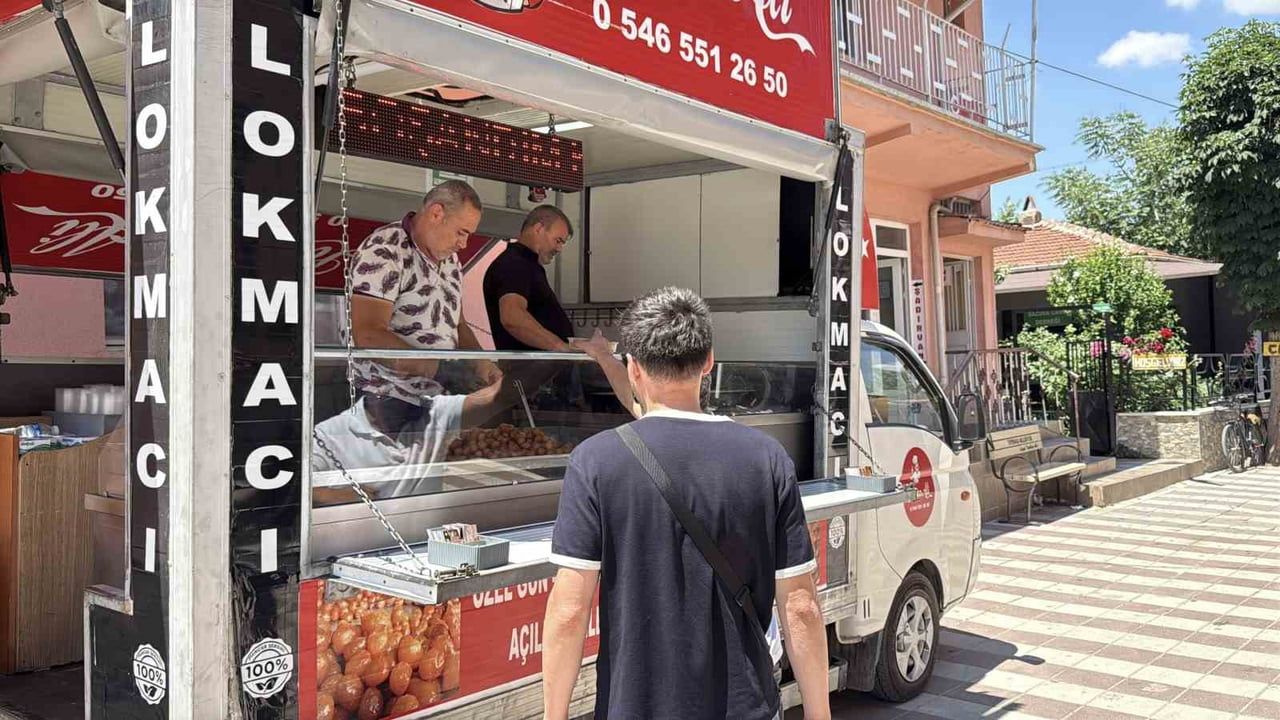 Eskişehir'de boşanmasını cami çıkışında lokma dağıtarak kutladı