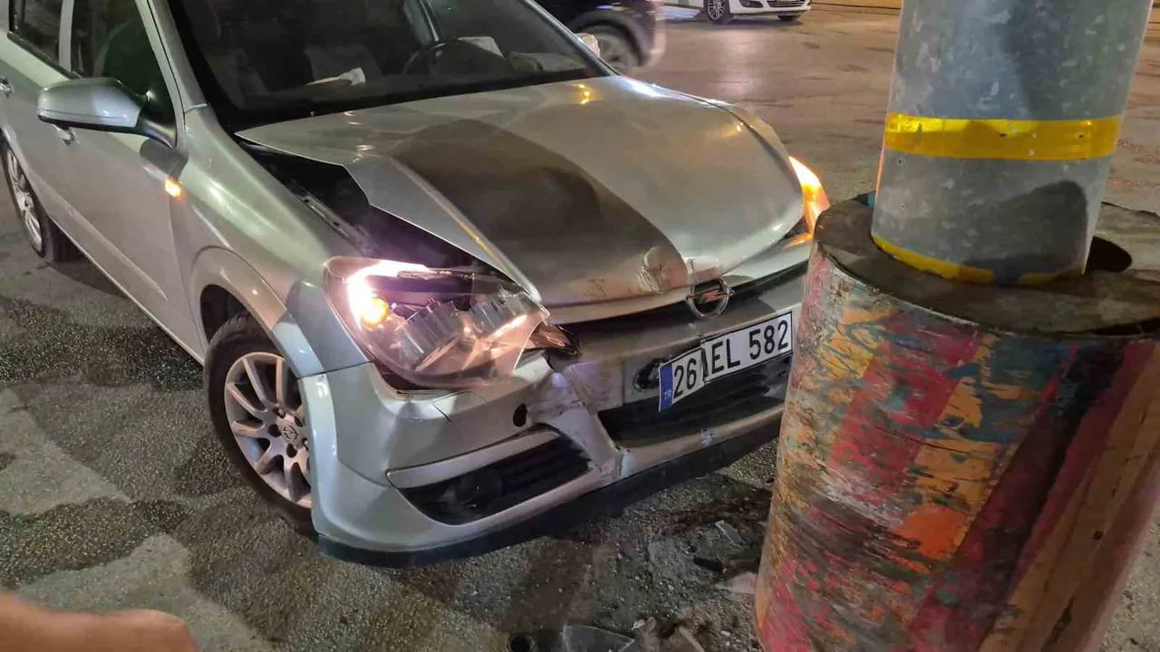 Eskişehir'de direğe çarpan otomobil yolcu için hastaneye kaldırıldı