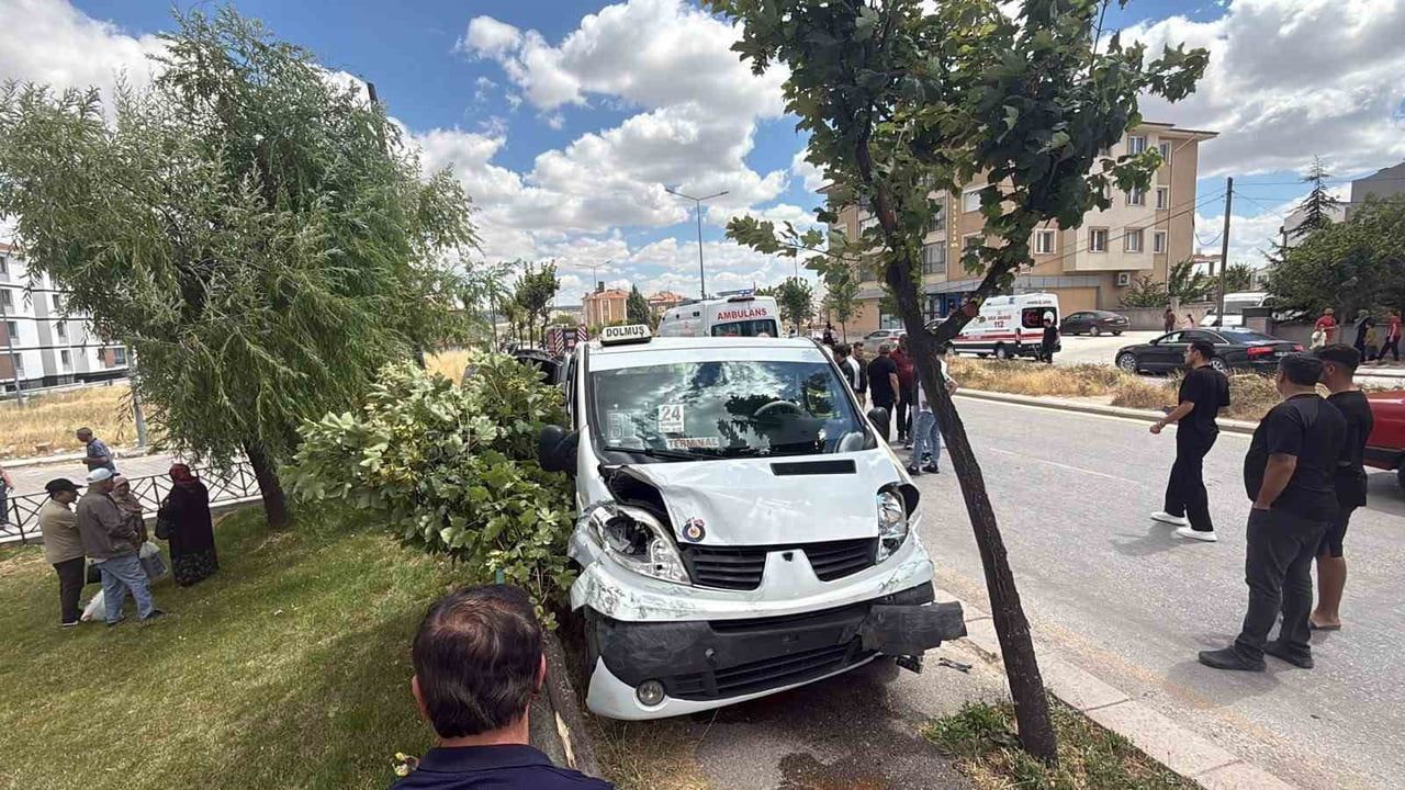 Eskişehir'de dolmuşun çarptığı otomobil yan yattı: 8 yaralı