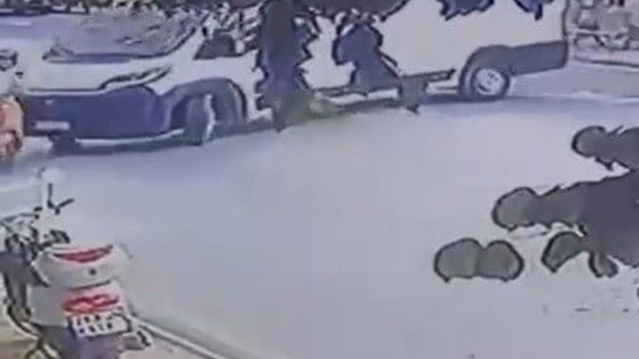 Eskişehir'de dönüş yapan minibüsün motosiklete çarpma anı