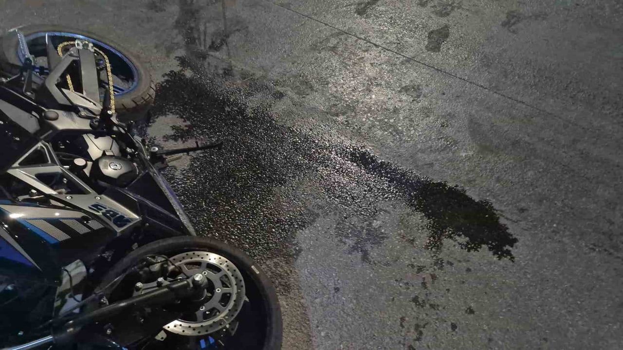 Eskişehir'de ehliyetsiz sürücünün kullandığı motosiklet kaldırıma çarptı: 1 kişi yaralandı