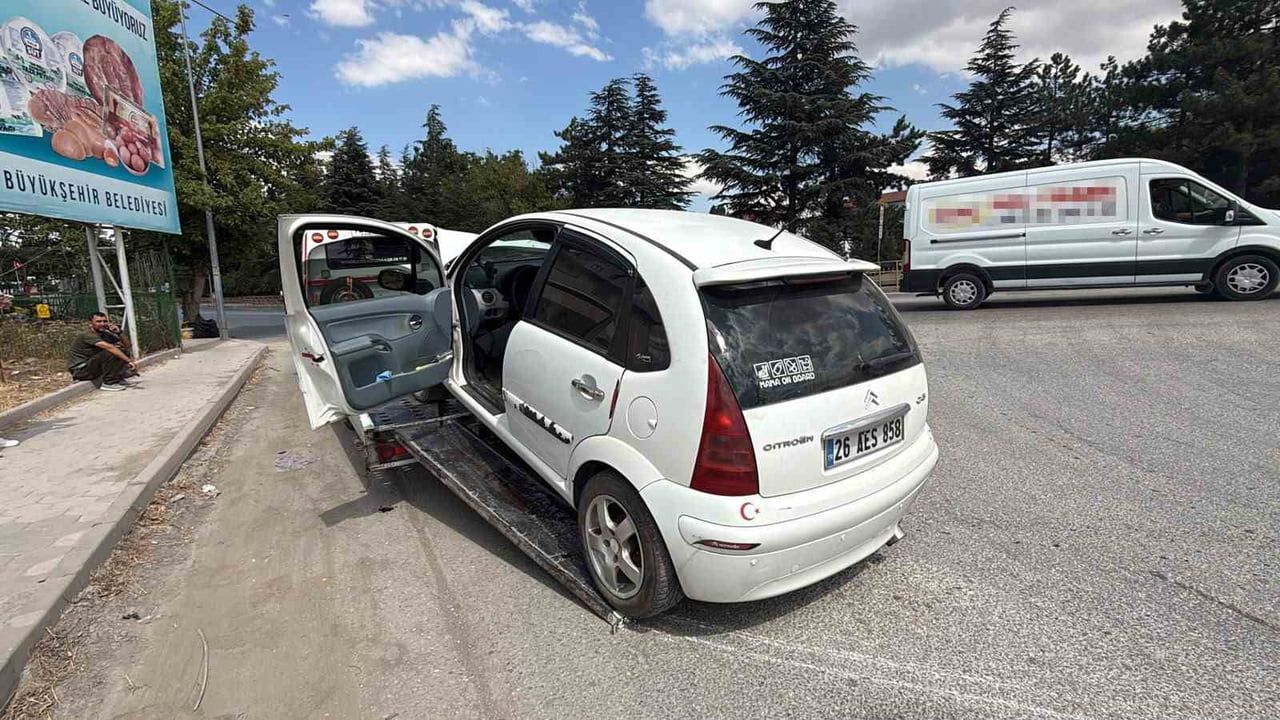 Eskişehir'de Ertuğrulgazi mahallesi'nde kafa kafaya çarpışan otomobiller hurdaya döndü