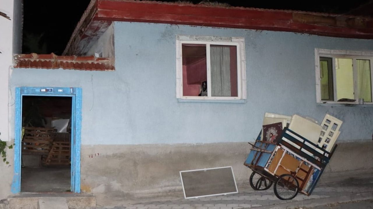 Eskişehir'de evinden kötü kokular gelen yaşlı adamın annesi 5 gün önce ölmüş