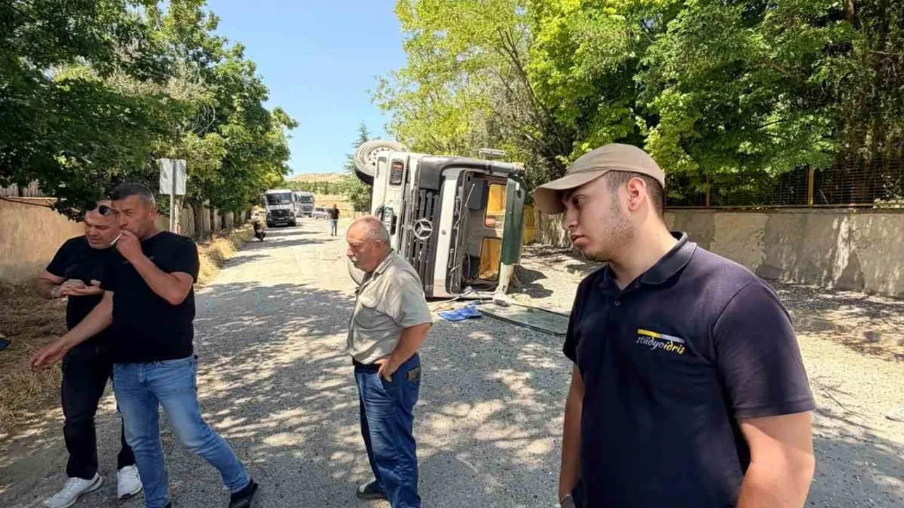 Eskişehir'de freni boşalan tırı çevreye zarar vermemek için yan yatırdı, sürücü yaralandı
