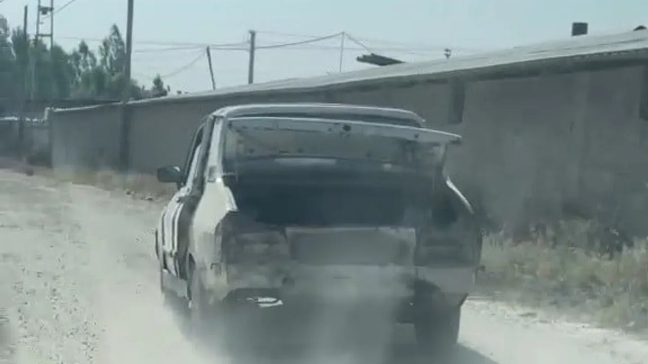 Eskişehir'de gövdesi dökülürken motoru çalışan araç ilgi çekti