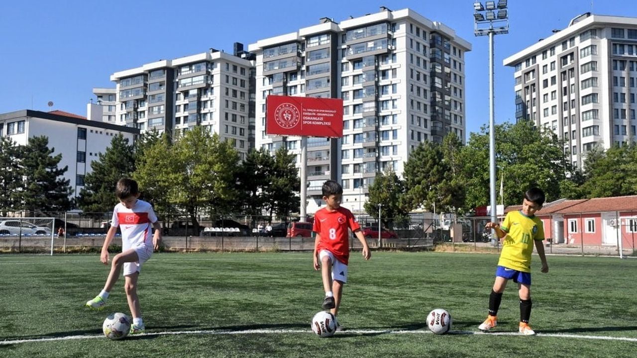 Eskişehir’de GSB Spor Okulları'nda futbol eğitimleri sürüyor