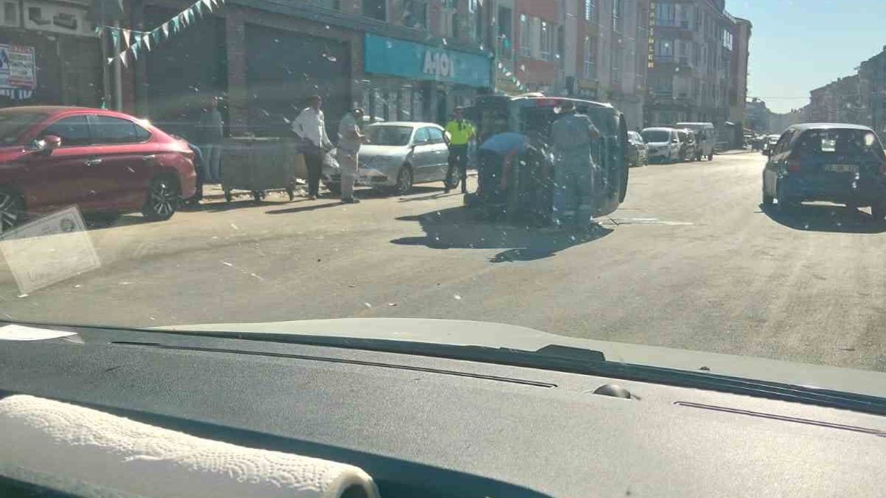 Eskişehir'de hafif ticari araç yan yattı: 3 kişi yaralandı