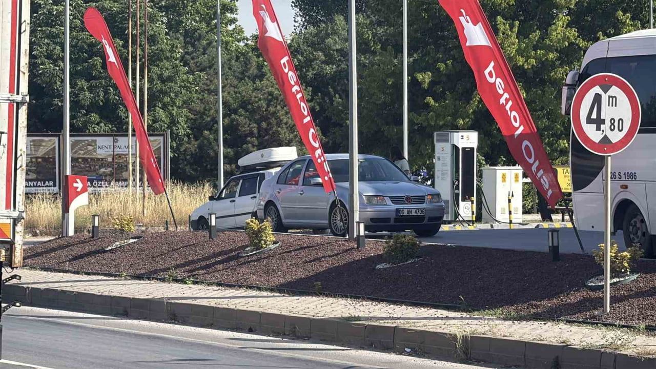 Eskişehir’de hatalı manevra reklam levhasına çarptı: 1 yaralı