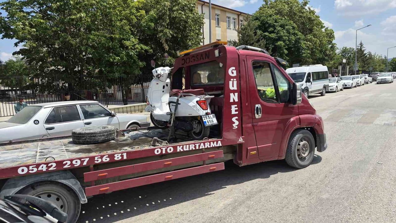 Eskişehir'de hatalı u dönüşü sonrası motosiklet sürücüsü yaralandı