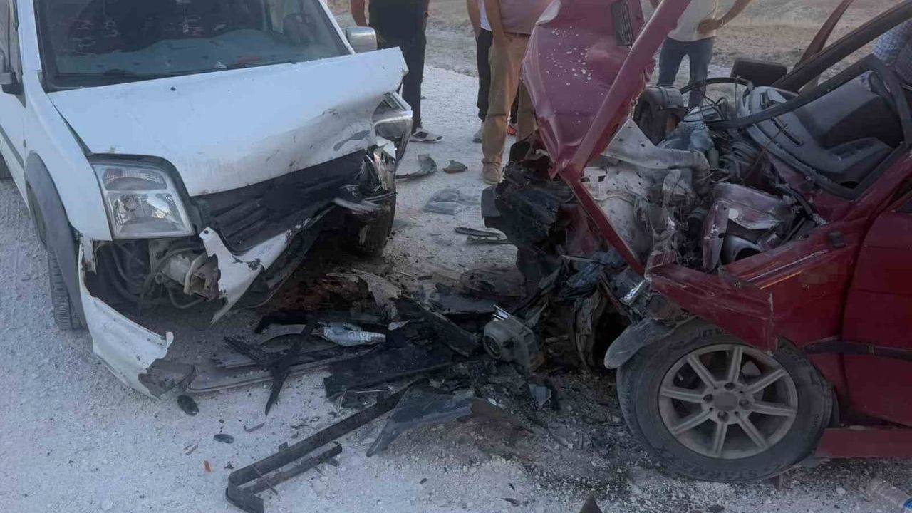 Eskişehir'de iki araç kafa kafaya çarpıştı: 1’i ağır 3 yaralı