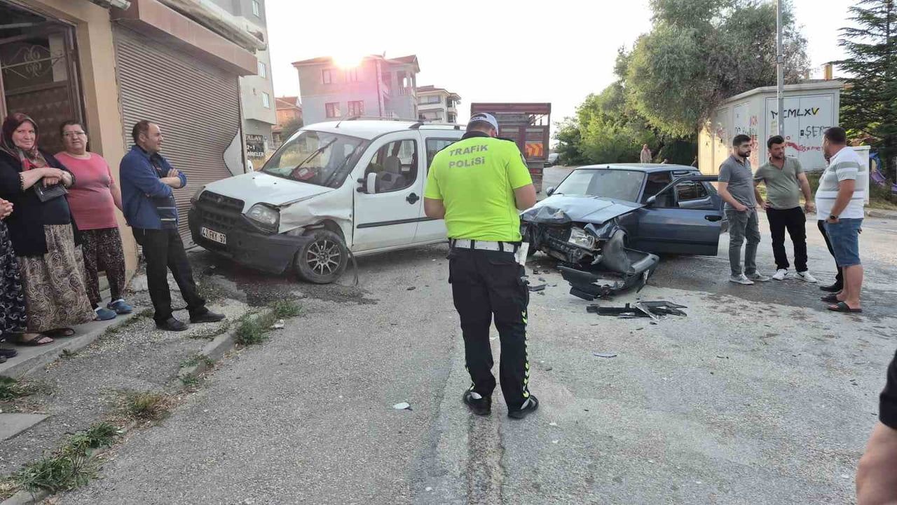 Eskişehir’de iki araç kafa kafaya çarpıştı, maddi hasar oluştu