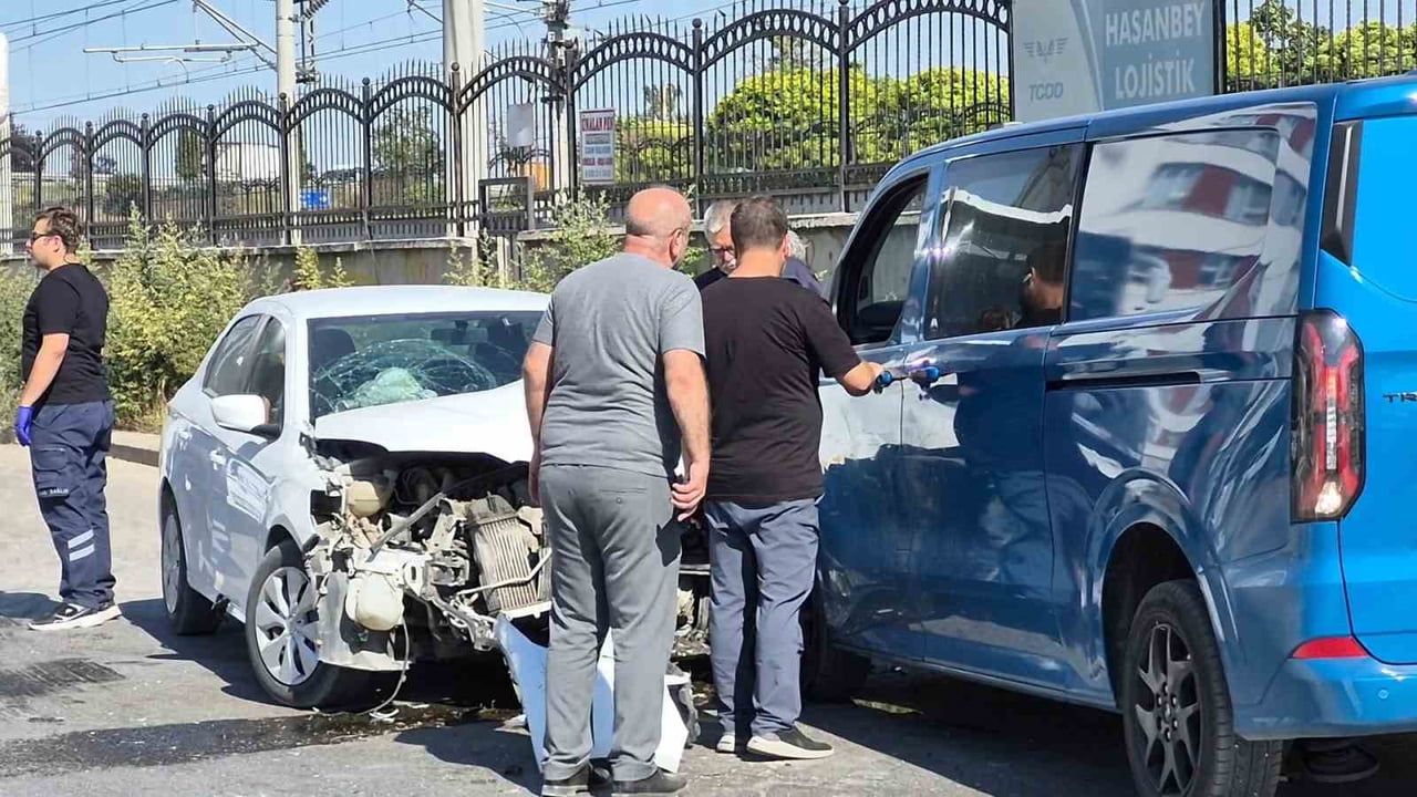 Eskişehir'de iki belediye aracının çarptığı otomobilde 2 kişi yaralandı