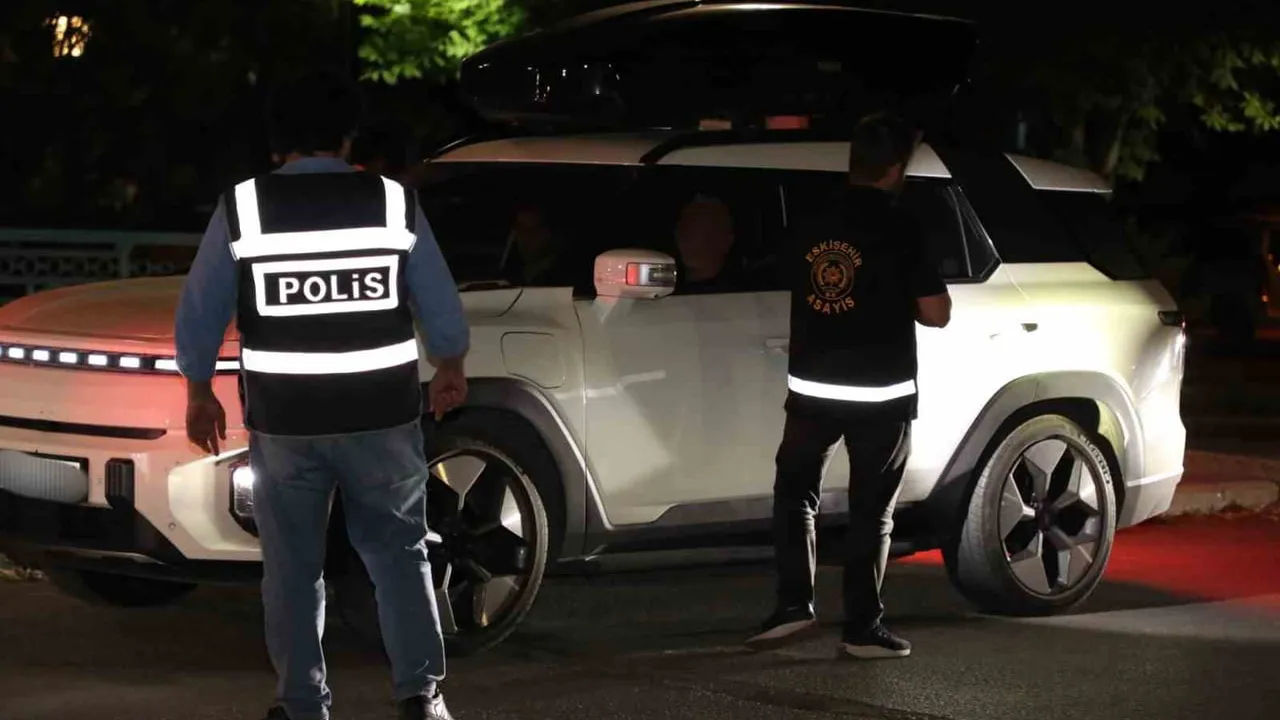 Eskişehir'de iki mahallede akşam denetimi: yüzlerce kişi ve araç sorgulandı