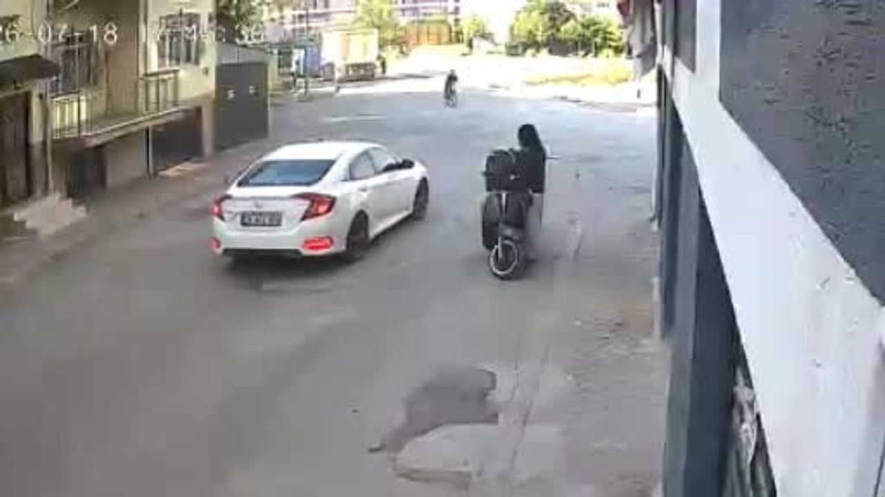 Eskişehir'de iki sokak kesişiminde motosiklet bisikletli çocuğa çarptı