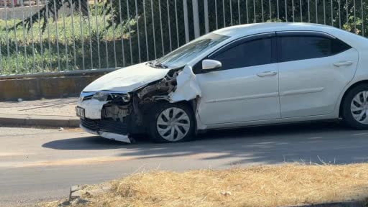 Eskişehir'de işçi servisi ile otomobil çarpıştı: 11 yaralı