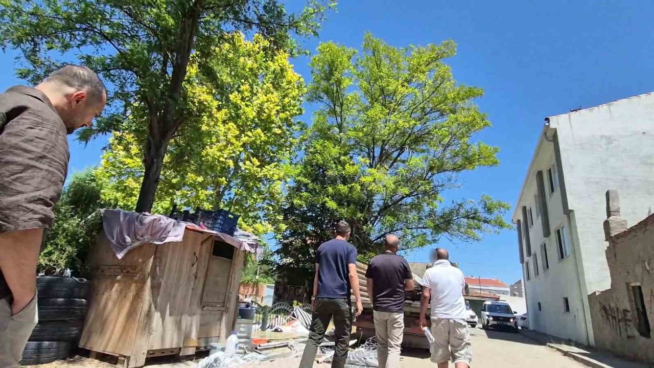 Eskişehir'de kasasında demir bulunan kamyonet mahallede soru işareti yarattı