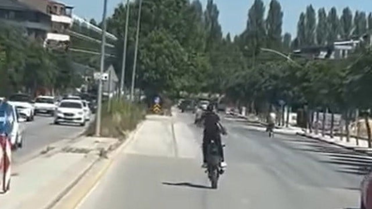 Eskişehir'de kasksız ve plakasız sürücü tek teker yapıp kırmızı ışığı ihlal etti