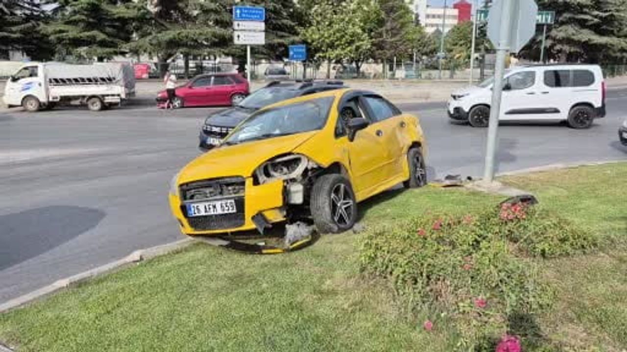 Eskişehir'de kavşakta çarpışan otomobil refüje çıktı