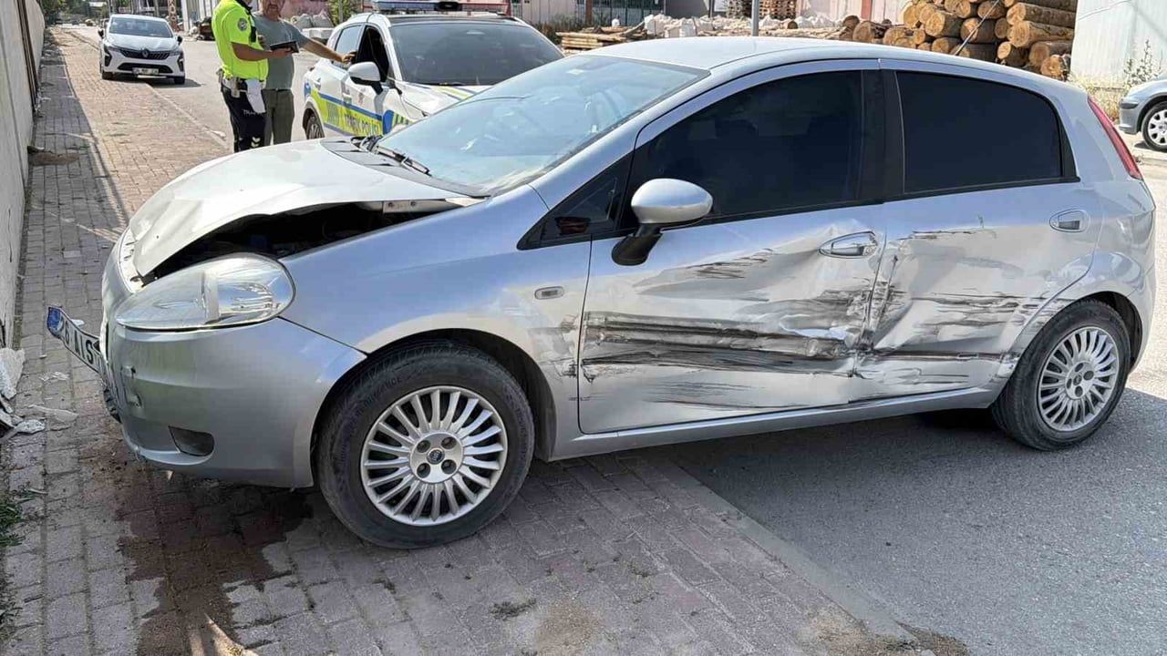 Eskişehir'de kavşakta otomobil ile kamyonet çarpıştı: 1 yaralı