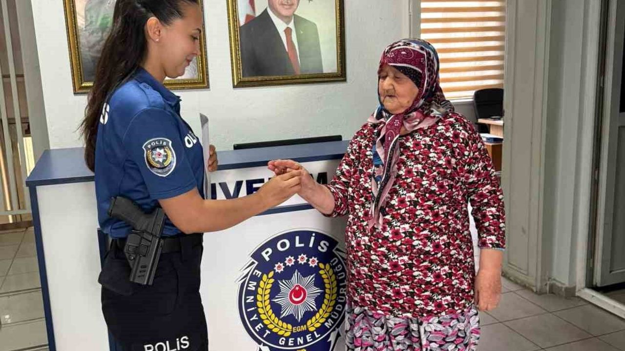 Eskişehir'de kaybettiği 18 gramlık burma bileziğe polis ve duyarlı vatandaş sayesinde kavuştu