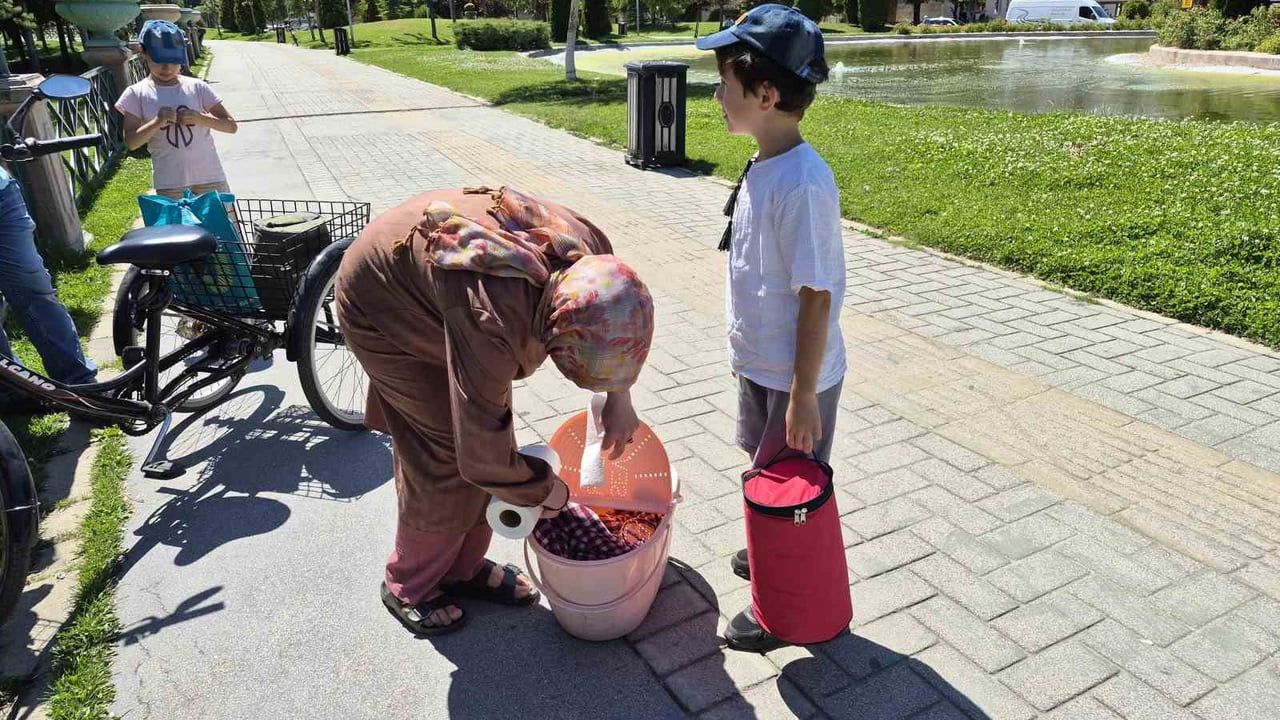 Eskişehir'de küçük simitçiler aileleriyle ticareti öğreniyor