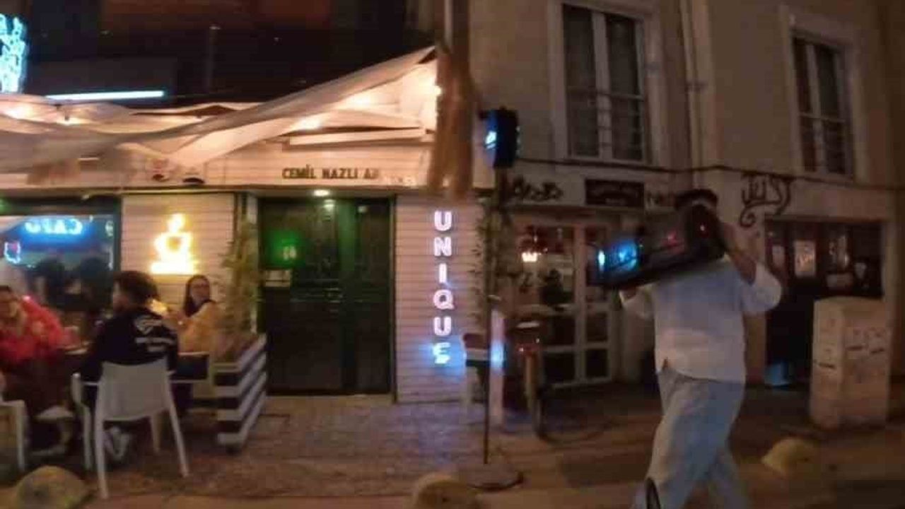 Eskişehir'de kulağına dayadığı müzik çaları son ses açan yaya tepki çekti