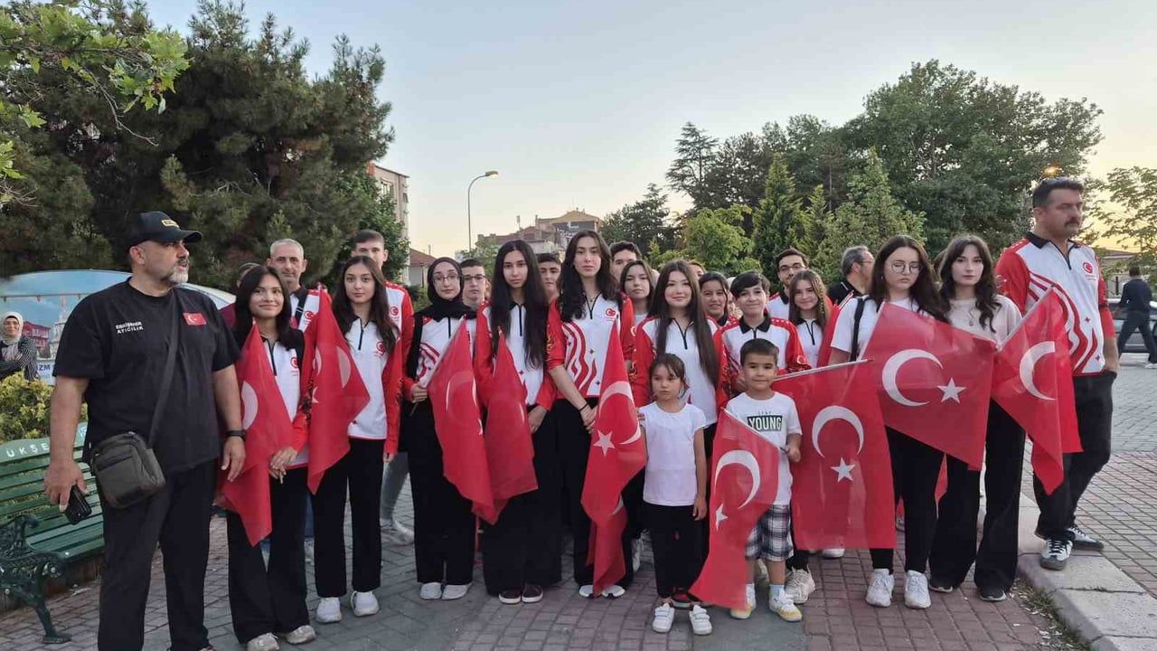 Eskişehir’de milli sporculardan 15 Temmuz’a özel sancak koşusu