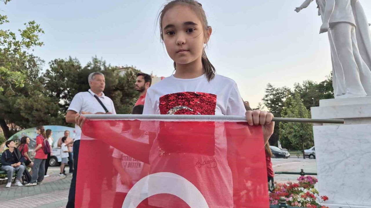 Eskişehir’de miniklerin 15 Temmuz’da anlamlı sancak koşusu