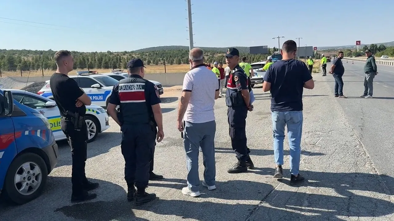 Eskişehir'de otobüs şarampole devrildi: 24 kişi yaralandı