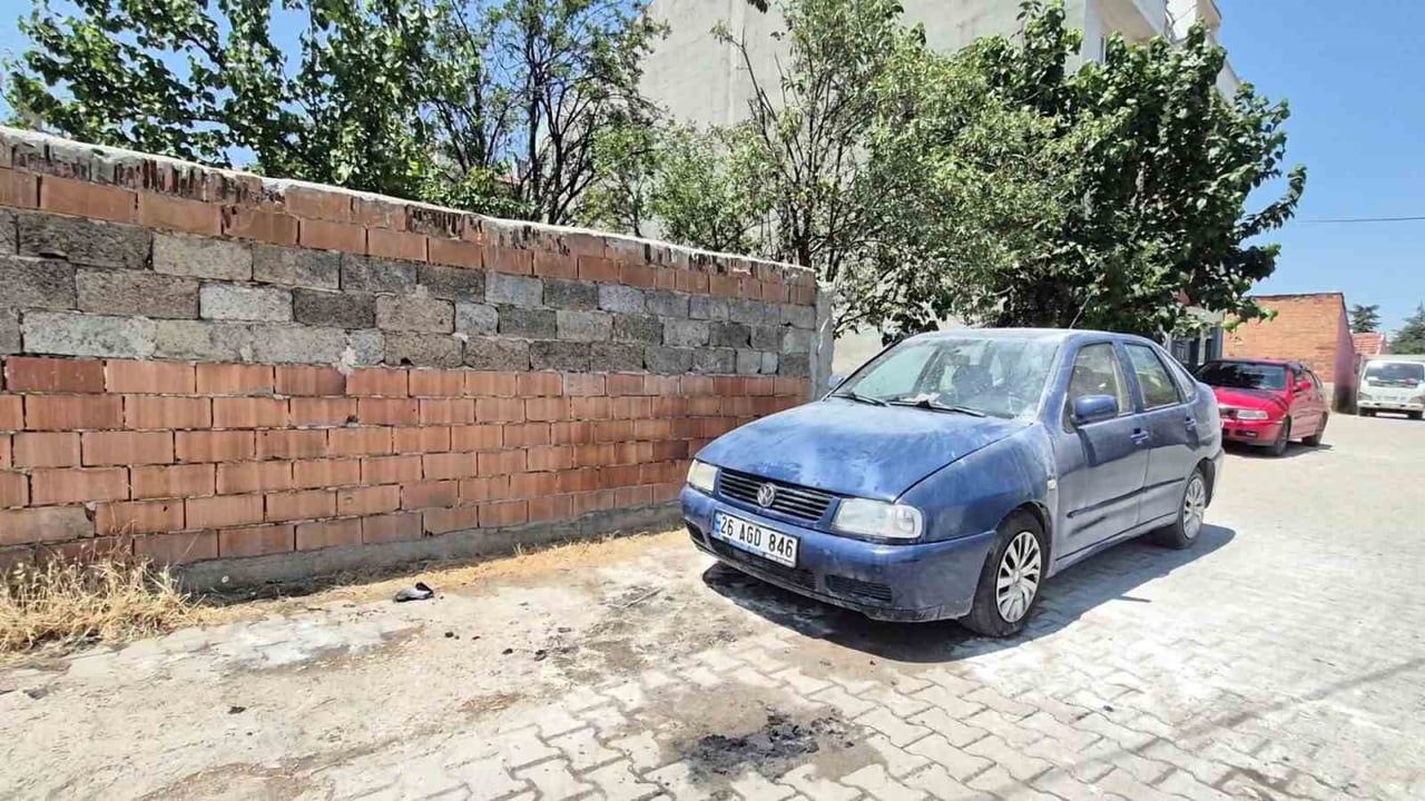 Eskişehir'de otomobilin elektrik aksamındaki yangın aracı kullanılamaz hale getirdi
