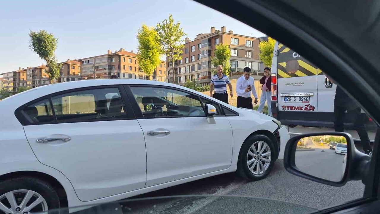 Eskişehir'de otomobilin servise çarptığı kazada maddi hasar oluştu