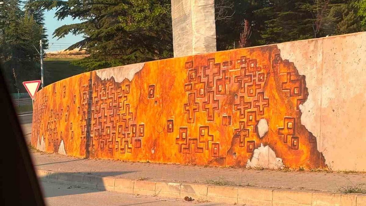Eskişehir'de park duvarlarındaki haç figürleri tartışma yarattı