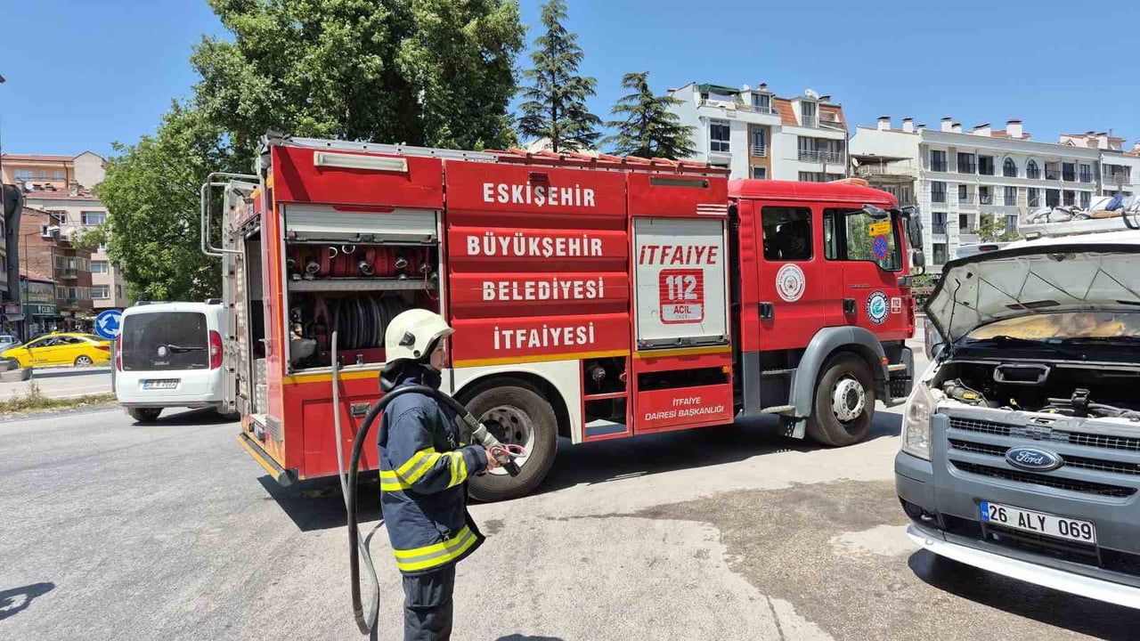 Eskişehir'de park halindeki kamyonette navigasyon cihazı patladı ve yangın çıktı