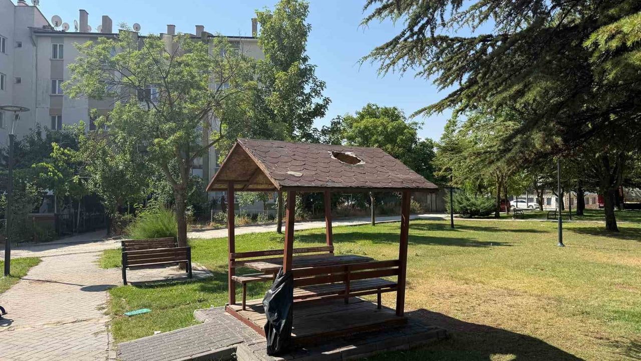 Eskişehir’de parktaki kamelyanın çatısında hasar meydana geldi