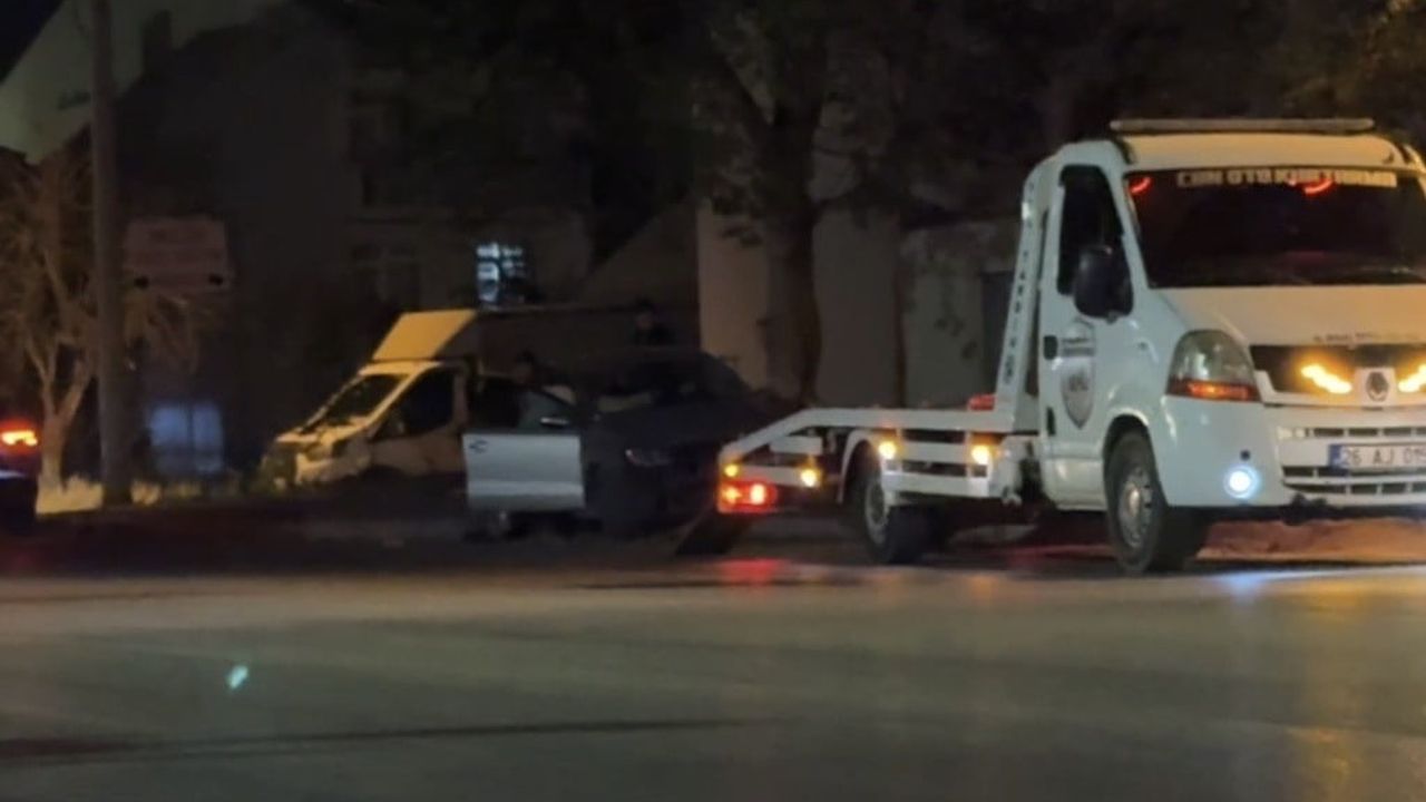 Eskişehir'de pedal karışıklığı iddiası sonrası araç kaldırıma çıkarak ağaca çarptı