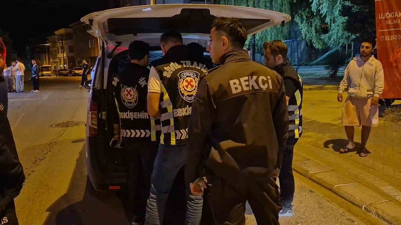 Eskişehir'de polis ekiplerine zorluk çıkaran alkollü sürücü kafasını otobüs durağına vurdu