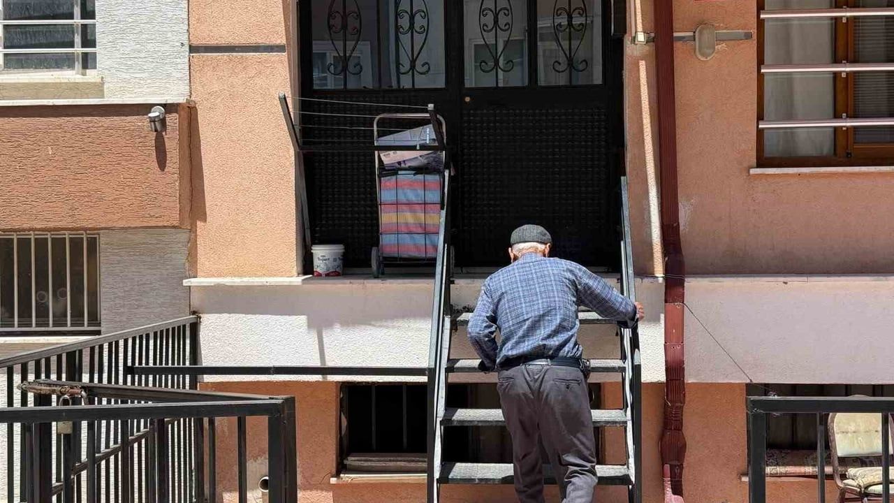 Eskişehir'de sahte polisler elini öpüp 351 bin 280 TL'lik altınları aldı