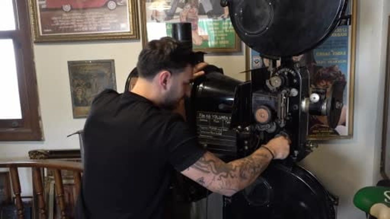 Eskişehir'de sergilenen 98 yıllık 1928 model sinema makinesi