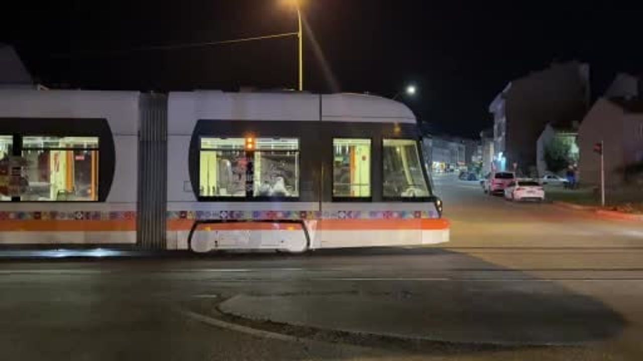 Eskişehir'de takviye polis aracıyla otomobil çarpıştı: 2’si polis 3 yaralı