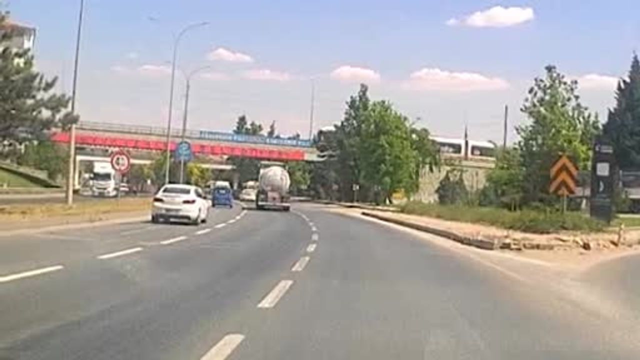 Eskişehir'de tankerin arka lastiği seyir halindeyken patladı