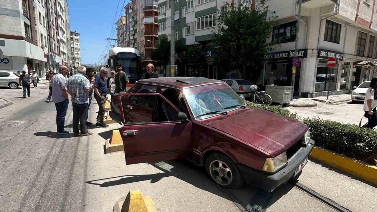 Eskişehir'de trafik kazası tramvay seferlerini aksattı