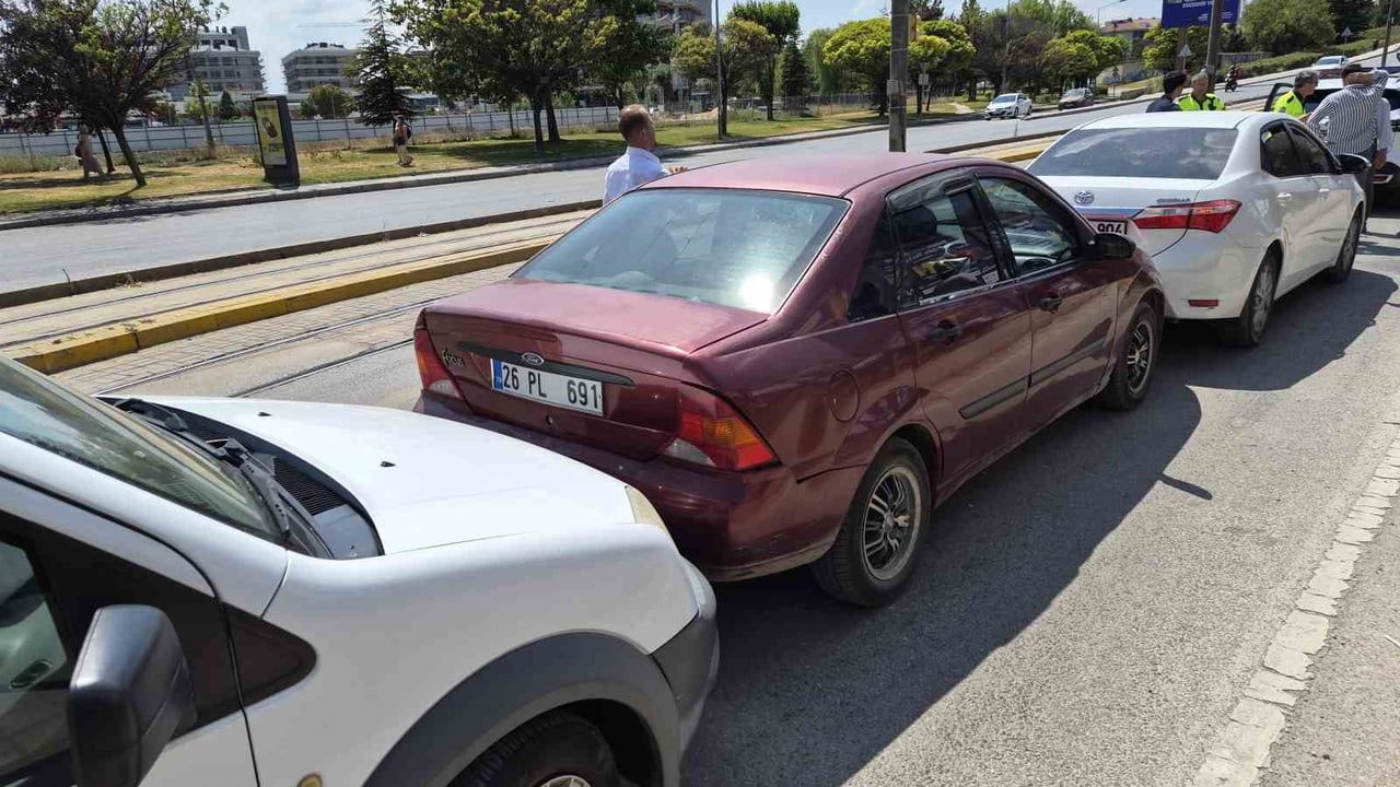 Eskişehir’de üç aracın karıştığı zincirleme kaza maddi hasarla sonuçlandı