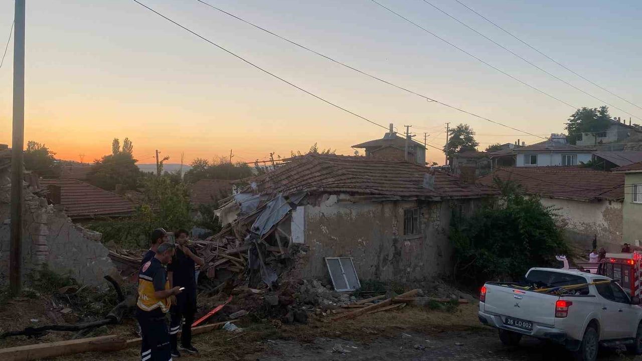 Eskişehir’de yangından dönen itfaiye aracı eve çarptı: 3 itfaiye eri yaralı