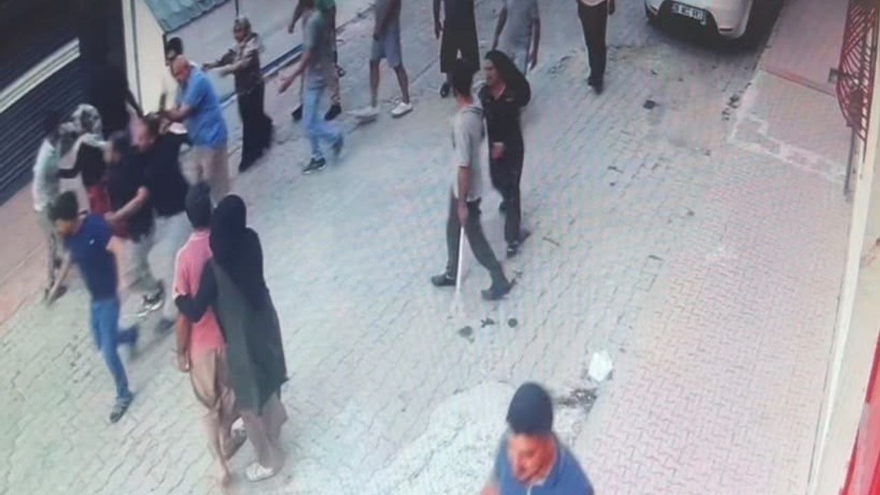 Eskişehir Odunpazarı'nda mahalle kavgası: polisler de yaralandı, görüntüler ortaya çıktı