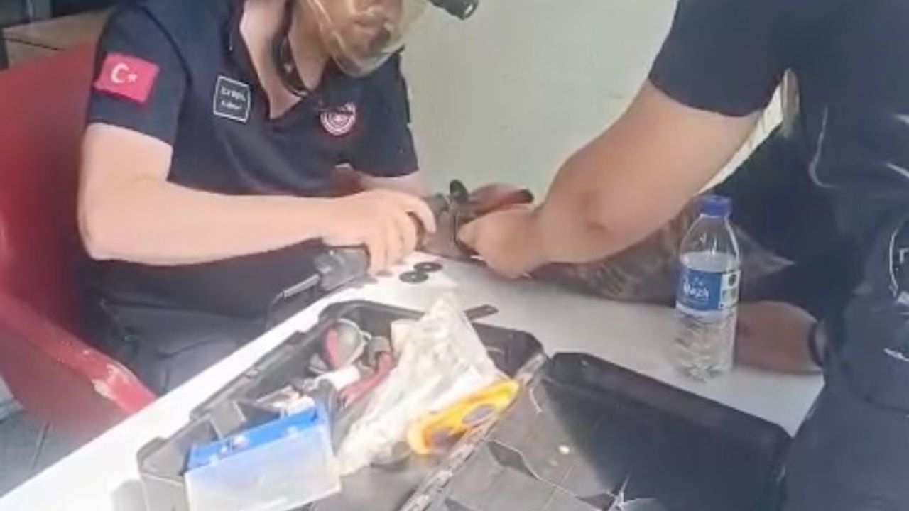 Eskişehir Şehir Hastanesi'nde bileğine sıkışan kelepçe itfaiye tarafından çıkarıldı