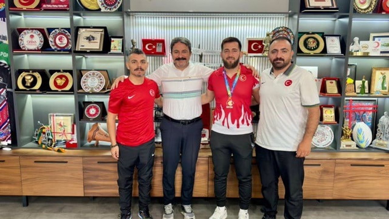 Eskişehirli güreşçiler İşitme Engelliler Büyükler Güreş Türkiye Şampiyonası'nda ikincilik elde etti