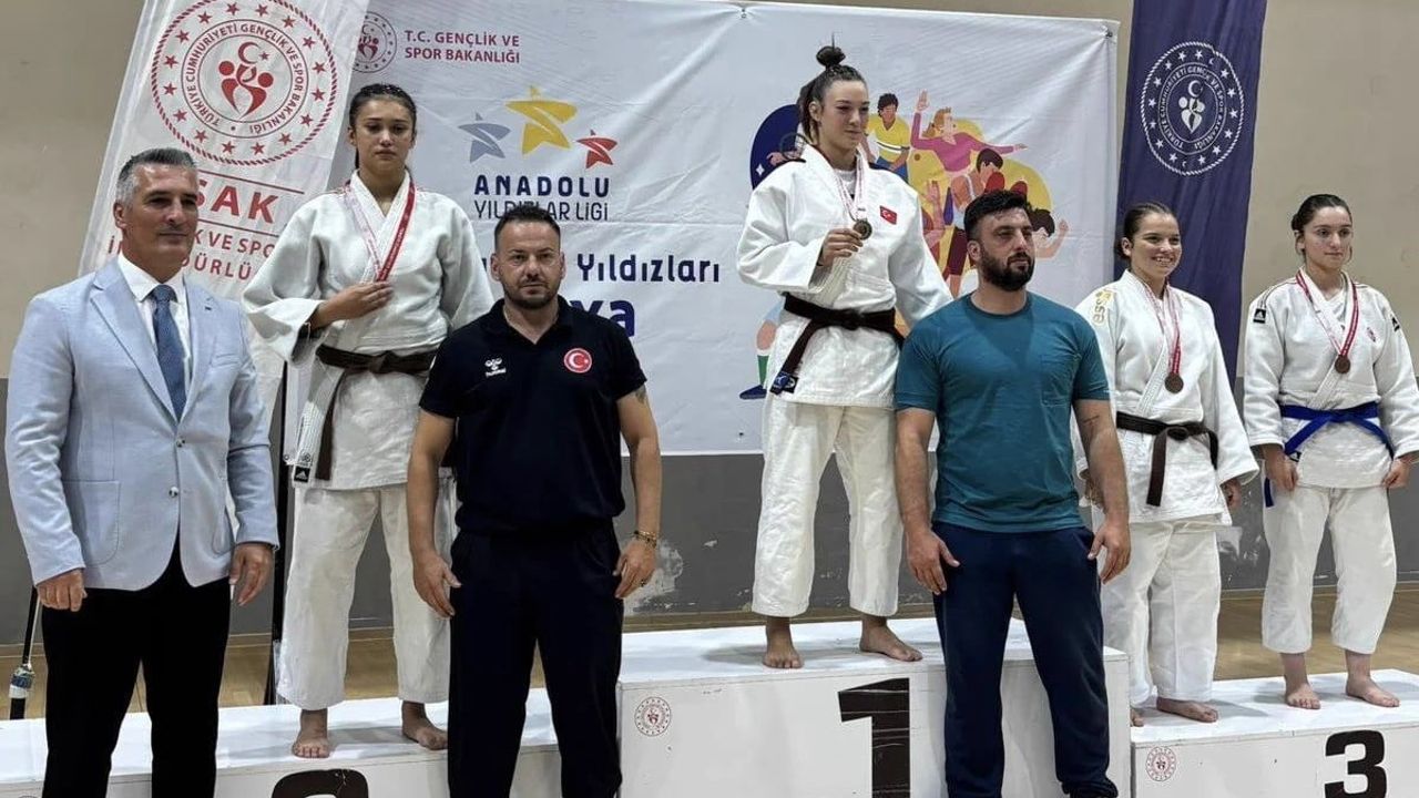Eskişehirli judoculardan Analig'de büyük başarı: kız takımı yarı finalde